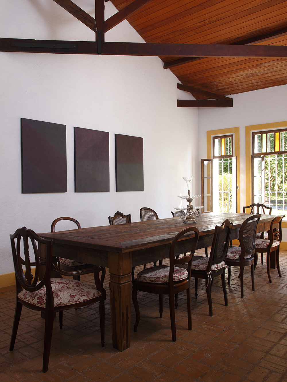 Decoração de: Sala de jantar; mesa de madeira de demolição; Casa de Valentina