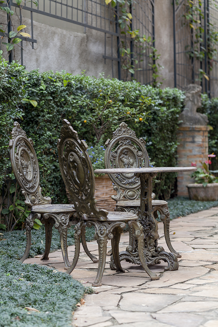 Decoração de: Varanda; mesa e cadeiras de ferro; Casa de Valentina