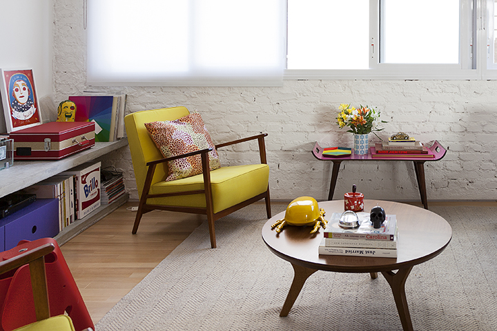 Decoração de: Sala de estar; poltrona retrô com estofado amarelo; Casa de Valentina